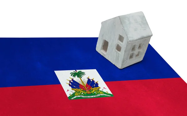 Piccola casa su una bandiera - Haiti — Foto Stock