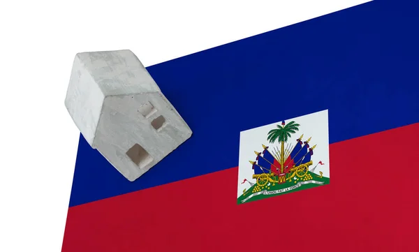 Litet hus på en flagga - Haiti — Stockfoto