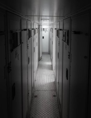 Adalet Bakanlığı tarafından kullanılan bir büyük otobüs içinde