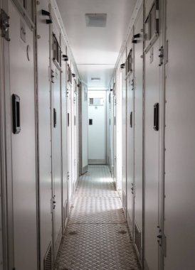 Adalet Bakanlığı tarafından kullanılan bir büyük otobüs içinde