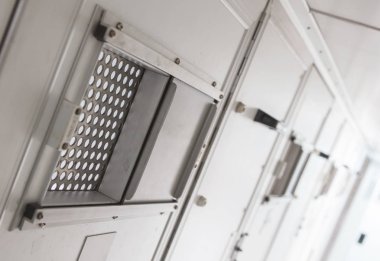 Adalet Bakanlığı tarafından kullanılan bir büyük otobüs içinde