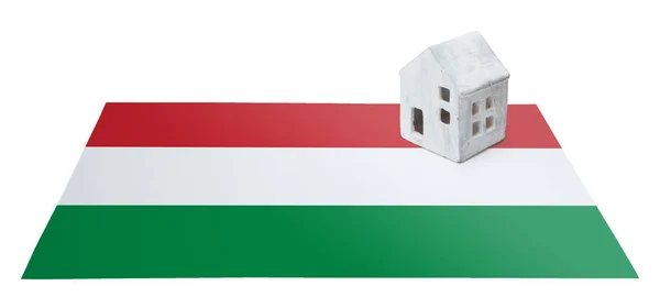 フラグ - ハンガリー上の小さな家 — ストック写真