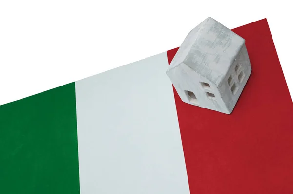 Kis ház a zászló - Olaszország — Stock Fotó