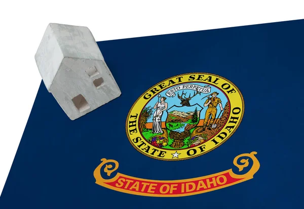 Pequeña casa en una bandera - Idaho —  Fotos de Stock