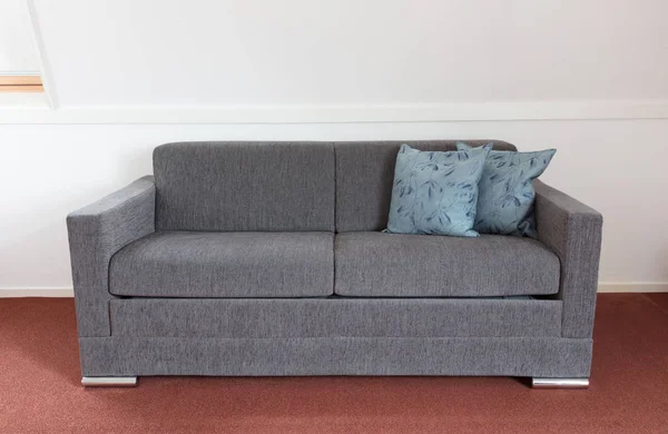 Снимок современного дивана — стоковое фото