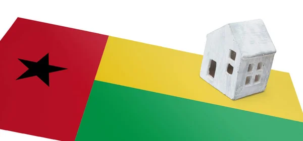 Petite maison sur un drapeau - Guinée Bissau — Photo