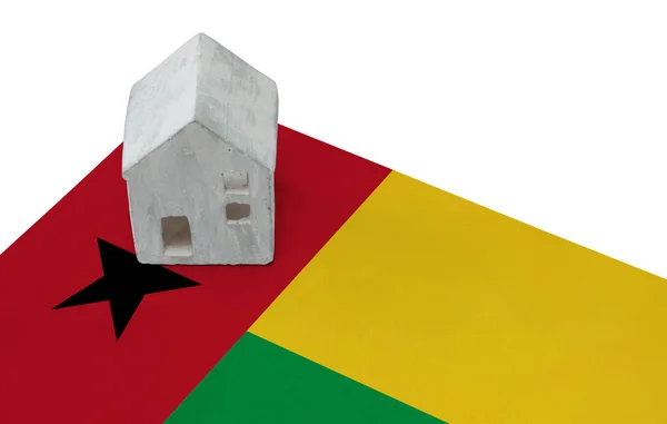 Pequena casa em uma bandeira - Guiné Bissau — Fotografia de Stock