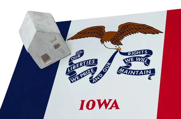 Pequeña casa en una bandera - Iowa —  Fotos de Stock