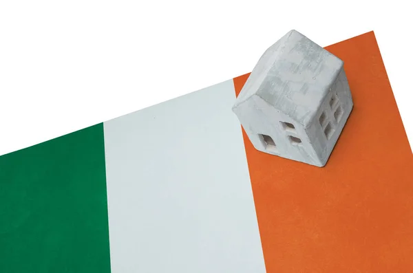 Litet hus på en flagga - Irland — Stockfoto