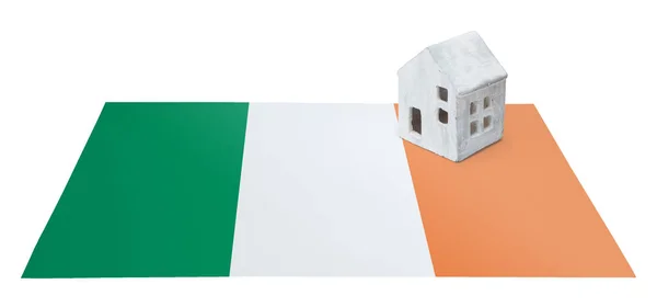 Rumah kecil pada bendera Irlandia — Stok Foto