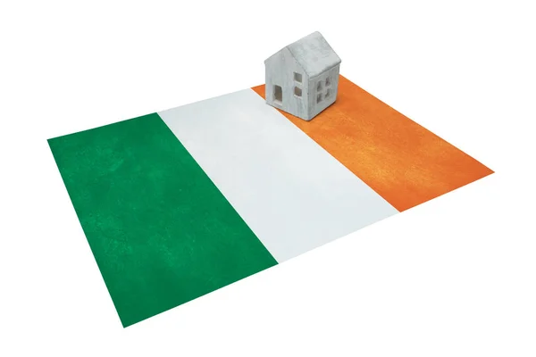 Piccola casa su una bandiera - Irlanda — Foto Stock