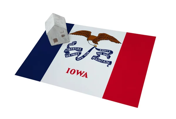 Bir bayrak - Iowa üzerinde küçük ev — Stok fotoğraf
