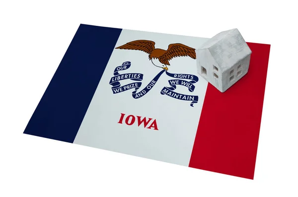 Pequeña casa en una bandera - Iowa — Foto de Stock