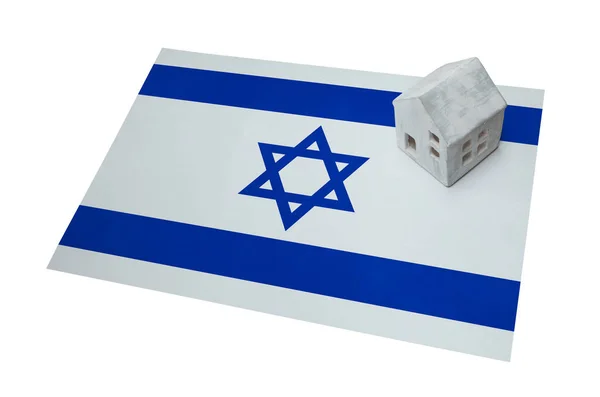Bir bayrak - İsrail üzerinde küçük ev — Stok fotoğraf