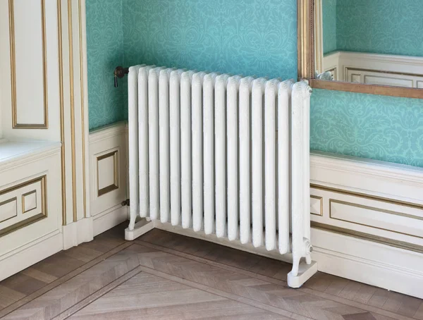 Oude vintage verwarming-radiator — Stockfoto