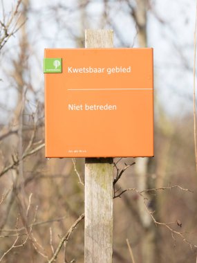 Lauwersoog; tourist sign saying 'no entry (niet betreden)'