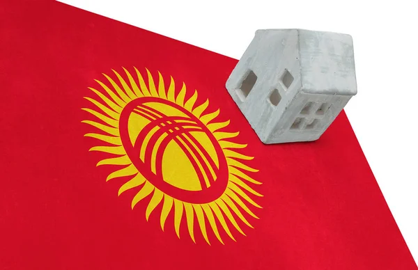 La casita sobre la bandera - Kirguistán — Foto de Stock