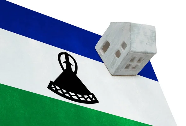 Pequeña casa en una bandera - Lesotho — Foto de Stock