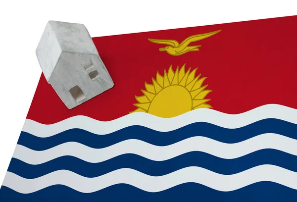Pequena casa em uma bandeira - Kiribati — Fotografia de Stock