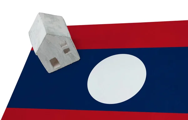 Pequena casa em uma bandeira - Laos — Fotografia de Stock