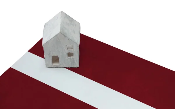 Litet hus på en flagga - Lettland — Stockfoto