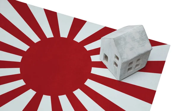 Litet hus på en flagga - Japan — Stockfoto