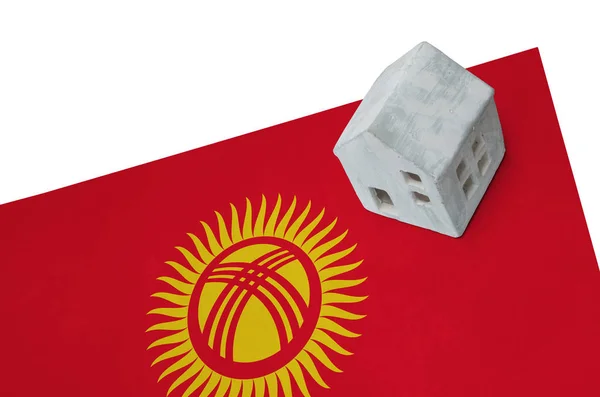 Bir bayrak - Kırgızistan üzerinde küçük ev — Stok fotoğraf