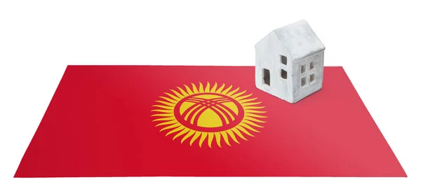 Piccola casa su una bandiera - Kirghizistan — Foto Stock