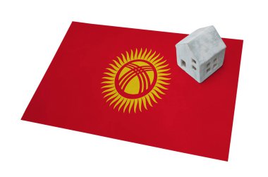 Bir bayrak - Kırgızistan üzerinde küçük ev