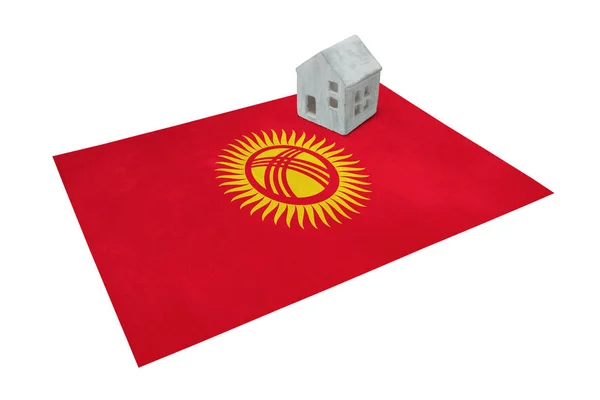 Kleines Haus auf einer Fahne - Kyrgyzstan — Stockfoto