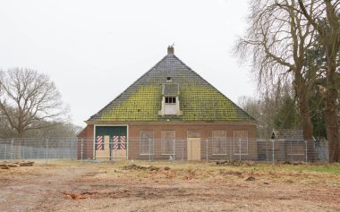 Terk edilmiş çiftlik kırık