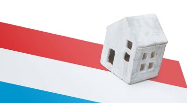 Bir bayrak - Lüksemburg üzerinde küçük ev