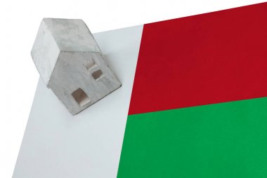 Bir bayrak - Madagaskar üzerinde küçük ev