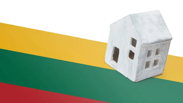 Litet hus på en flagga - Litauen — Stockfoto