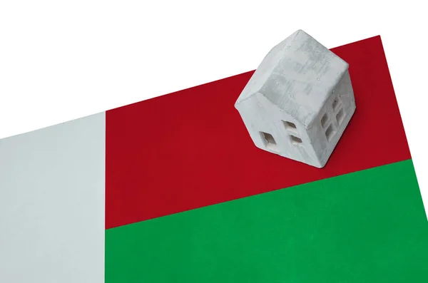 Litet hus på en flagga - Madagaskar — Stockfoto