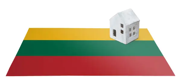 Bir bayrak - Litvanya üzerinde küçük ev — Stok fotoğraf