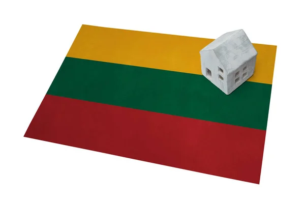 Casă mică pe steag - Lituania — Fotografie, imagine de stoc