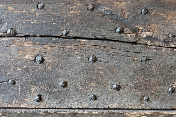 Vecchio legno con chiodi in metallo — Foto Stock