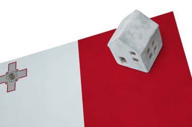 Bir bayrak - Malta üzerinde küçük ev