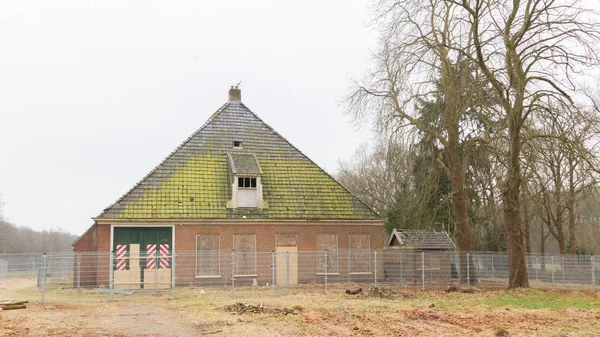 Gebroken verlaten boerderij — Stockfoto