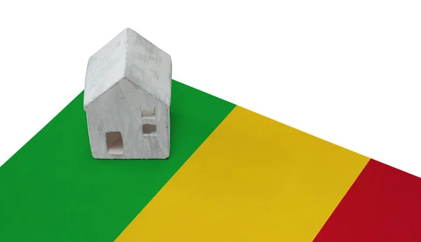 Litet hus på en flagga - Mali — Stockfoto