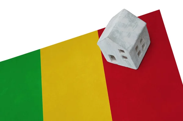 Litet hus på en flagga - Mali — Stockfoto