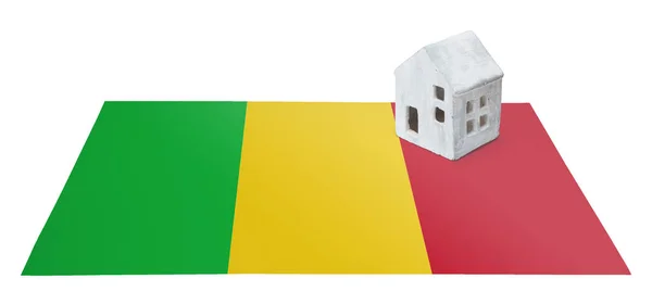 Bir bayrak - Mali üzerinde küçük ev — Stok fotoğraf
