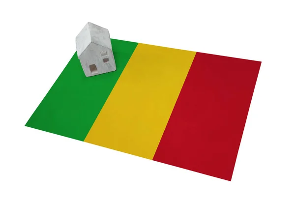 Kleines Haus auf einer Fahne - mali — Stockfoto