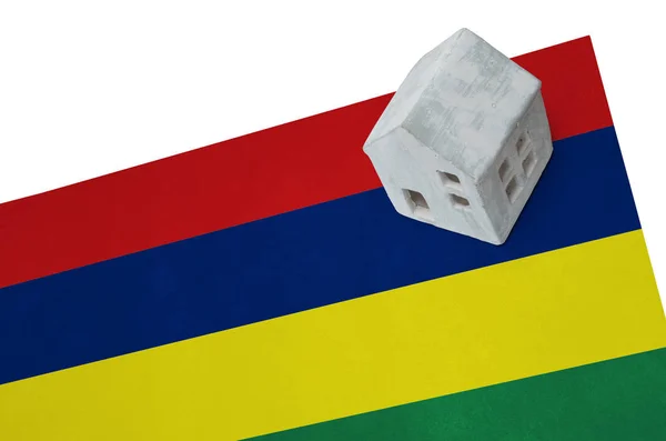 Маленький домик на флаге - Маврикий — стоковое фото