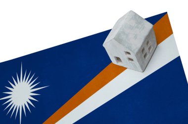 Bir bayrak - Marshall Adaları üzerinde küçük ev