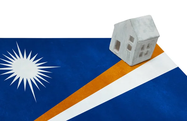 Pequeña casa en una bandera - Islas Marshall —  Fotos de Stock
