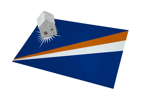 Litet hus på en flagga - Marshallöarna — Stockfoto