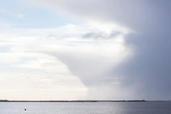 Hollandalı bir göl üzerinde Raincloud — Stok fotoğraf