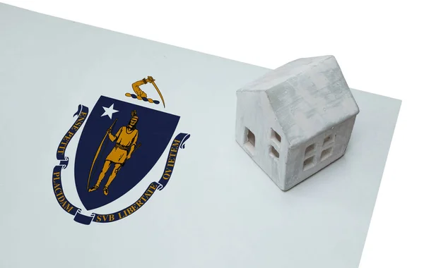 Mały dom na flagę - Massachusetts — Zdjęcie stockowe